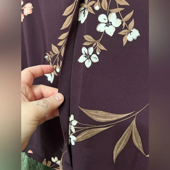 Calvin Klein sleeveless top size medium (M), floral design purple, sleeveless - Picture 3 of 5